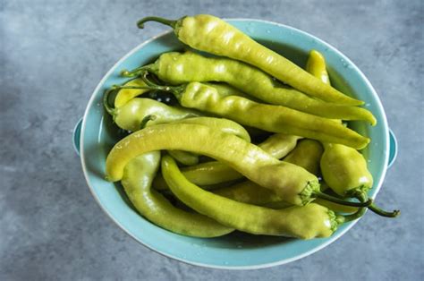 Ají verde fresco e ingredientes para la pasta