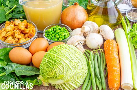 Ingredientes frescos para una sopa de huevo china, incluyendo caldo, huevos, maizena, especias y aceite de sésamo.
