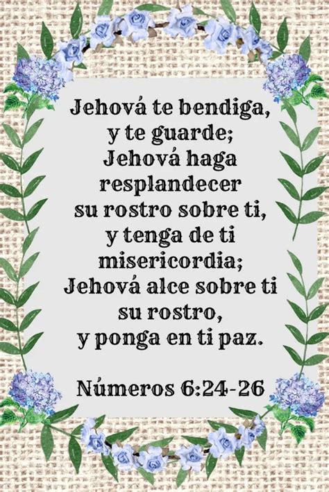 Representación de un sacerdote impartiendo la bendición sacerdotal al pueblo.