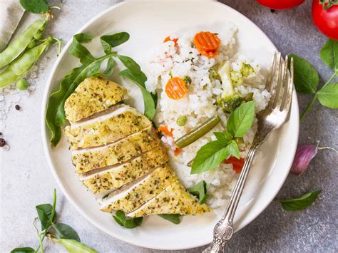 Plato con pechuga de pollo cocida y guarnición