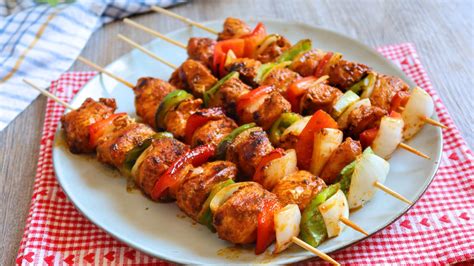 brochetas de pollo cocinándose en la plancha