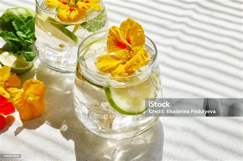 Bebida refrescante con flores comestibles