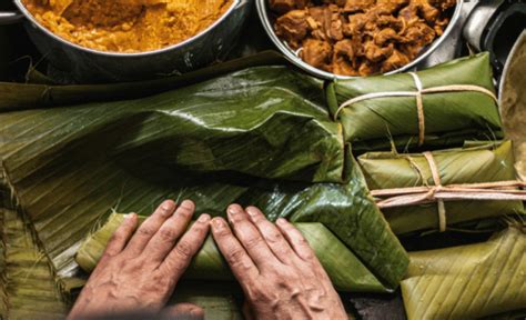 Tamales colombianos listos para cocinar en hojas de plátano