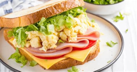 Sándwich de huevo revuelto con jamón de pavo y vegetales