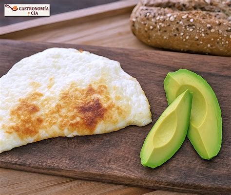 Sándwich con tortilla de claras y vegetales variados
