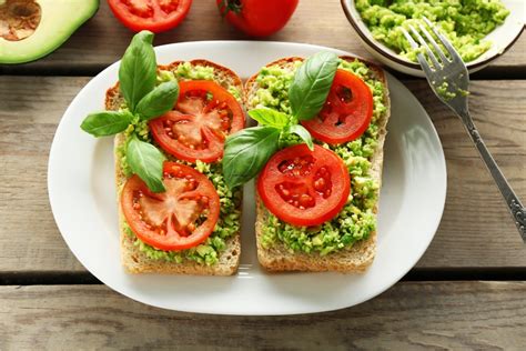 Tostadas integrales con aguacate, queso fresco y tomate