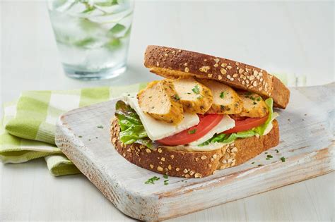 Sándwich de pechuga de pollo asado con canónigos y tomate
