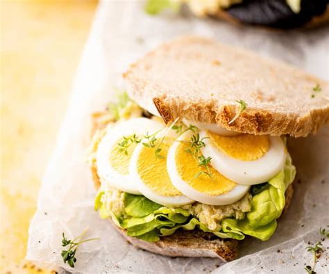 Sándwich con queso gouda, pepino y huevo duro