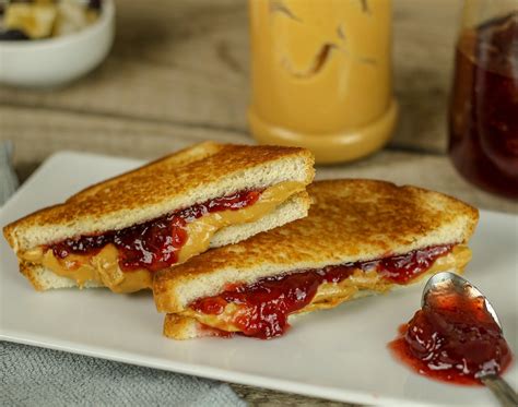 Sándwich con mantequilla de cacahuete, mermelada de frutos rojos y semillas de chía