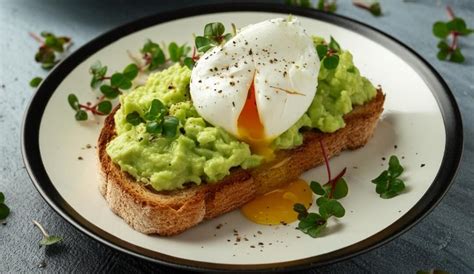 Tostada de aguacate con semillas y un huevo poché