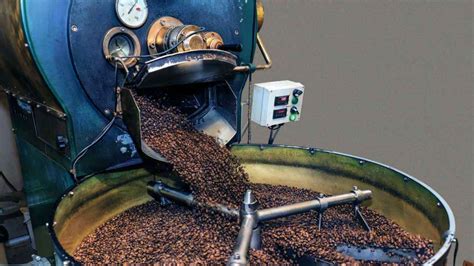 Representación de un tostador de café con luces de advertencia, simbolizando fallos o problemas