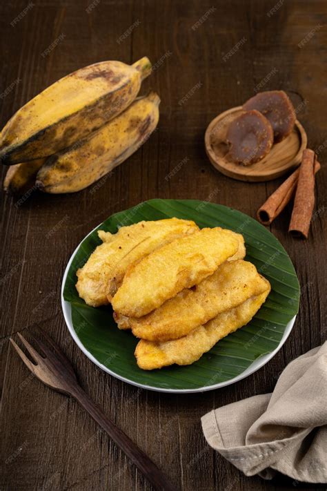 Plátano frito crujiente servido en un plato