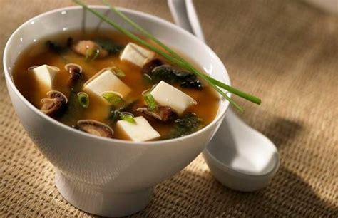 Plato de sopa de miso tradicional japonesa con tofu y algas