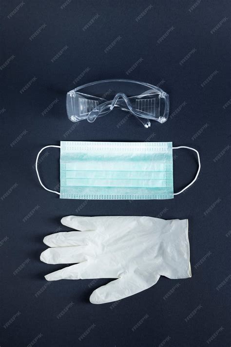 Equipo de protección personal (guantes, gafas, mascarilla) y herramientas de mezclado de pintura
