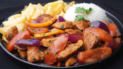 Infografía con los ingredientes clave para el pollo saltado y papas fritas.