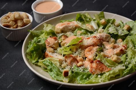 Ensalada César de pollo con lechuga fresca, crutones y queso parmesano
