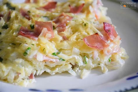 Diagrama de los pasos de preparación para el gratín de fideos, mostrando la cocción de la pasta, el aderezo con salsa y queso, y el horneado final.