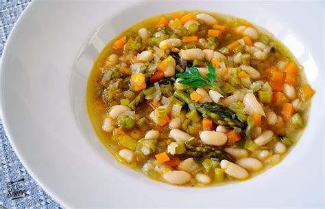 Un plato de alubias blancas con pollo y verduras, humeante y reconfortante