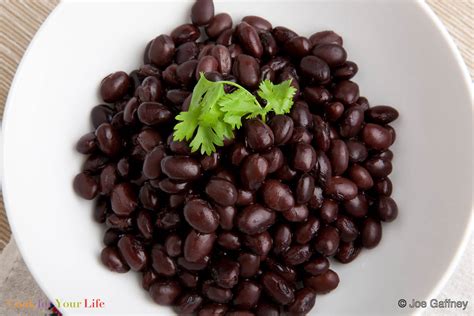 imagen de frijoles negros secos y frijoles negros remojados