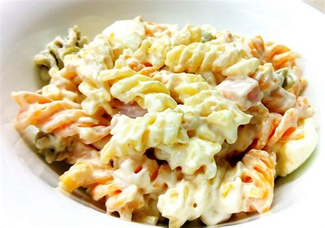 Plato de ensalada de pasta con mayonesa lista para servir