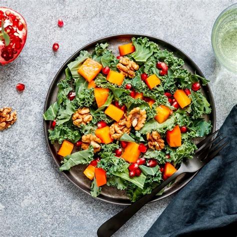 Ensalada fresca con kale, higos y granadas