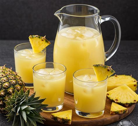 Ingredientes para agua de piña: piña entera, trozos de piña, agua en jarra y un endulzante natural