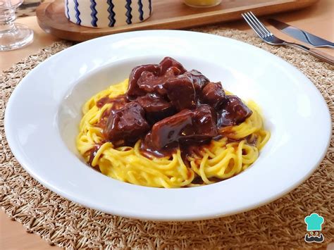 Plato final de lomo saltado con tallarines a la huancaína, listo para servir.