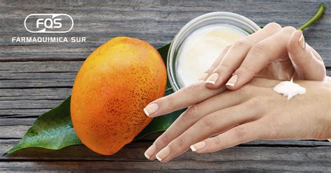 Primer plano de una crema facial con manteca de mango, mostrando su textura ligera