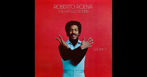 Roberto Roena en el escenario con el Apollo Sound, interactuando con el público