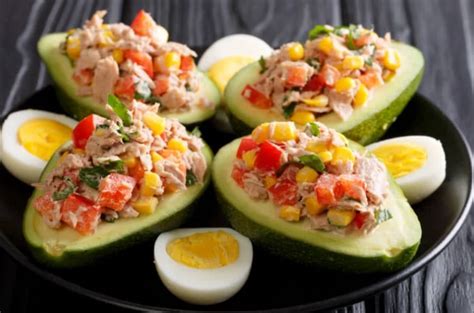 Plato de palta rellena con ensalada de pollo y decoración