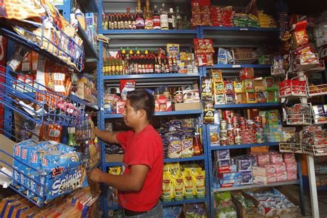 Vendedor en el canal tradicional usando terminal portátil