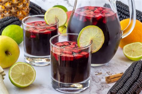 Ilustración de manzanas frescas y chicha dulce en un vaso