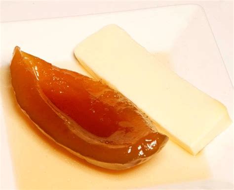 Dulce de mamón con queso Paraguay en un plato