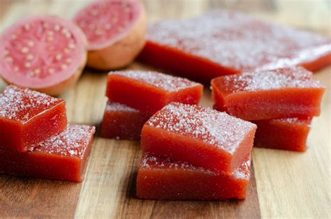 Dulce de guayaba casero junto a trozos de queso