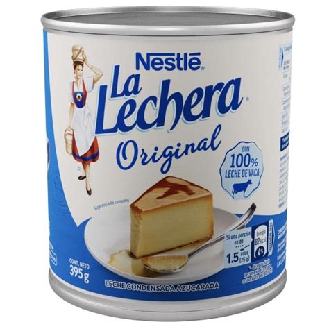 Leche condensada transferida de una lata a un recipiente de vidrio con tapa, lista para refrigerar