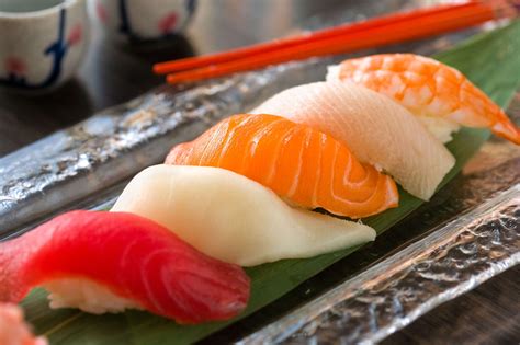 Variedad de makis y nigiris con distintos rellenos