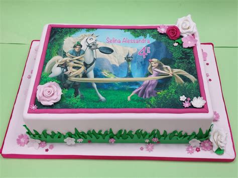 Ejemplo de tarta decorada con una impresión comestible de personaje infantil