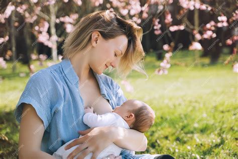 Foto de una madre amamantando a su bebé en un ambiente sereno y con discreción