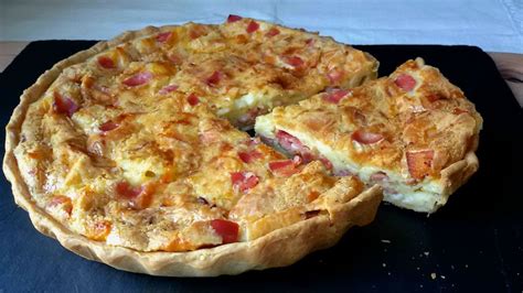 Esquema de las capas de una Quiche Lorraine: masa quebrada en la base, relleno de huevos y nata (migaine), y los tropezones de panceta.