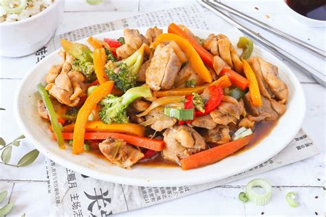 Plato de chop suey de cerdo con vegetales