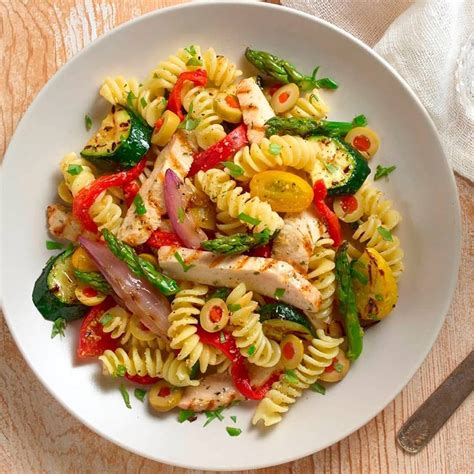 plato de pasta saludable con muchas verduras y proteínas magras