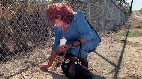 Celia Cruz siendo recibida en la Base Naval de Guantánamo