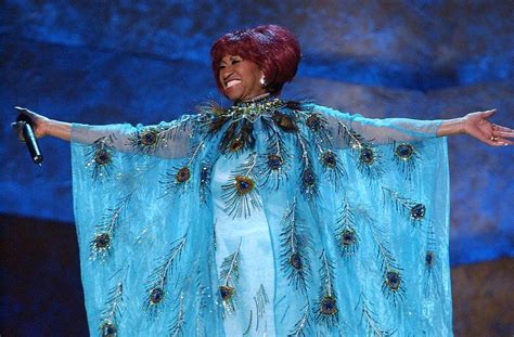Celia Cruz besando el suelo cubano en la Base Naval de Guantánamo