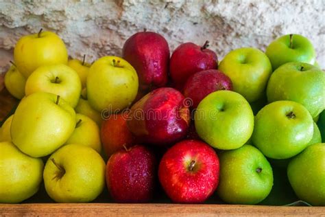 Foto de varias manzanas frescas, rojas, verdes y amarillas