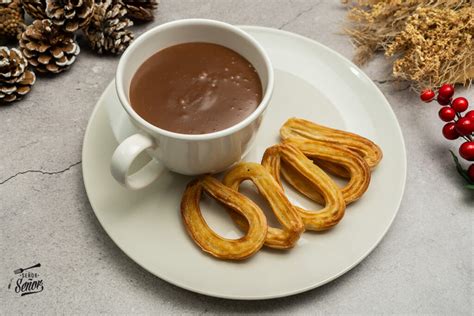 Chocolate a la taza con churros en una cafetería tradicional
