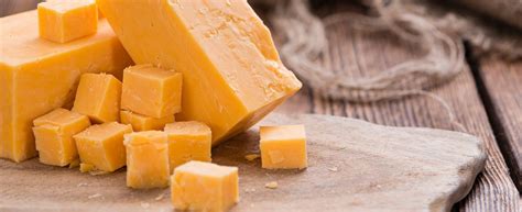 comparativa visual de textura y color entre queso cheddar y queso gouda