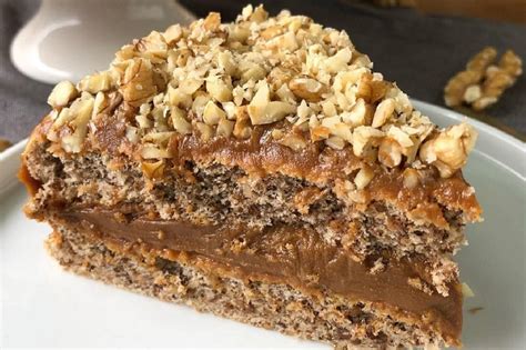 torta de nuez entera decorada con nueces picadas