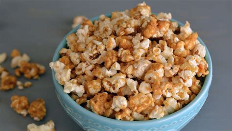 Imagen de un bol grande de pochoclos dulces y caramelizados