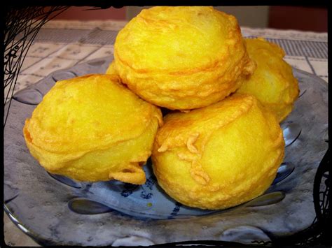 Foto temática de una papa rellena colombiana recién frita y dorada