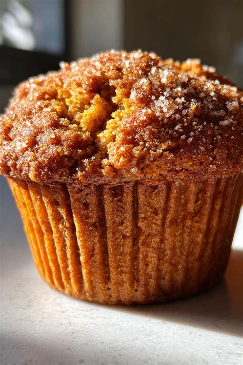 Muffins de calabaza saludables y esponjosos sobre una bandeja